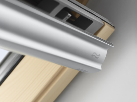 Okna dachowe VELUX GLL 1064 z górnym otwieraniem, pakietem 3-szybowym z powłoką łatwozmywalną oraz redukcją szumu deszczu, oblachowanie zewnętrzne w kolorze RAL 7043 (szarografitowy)