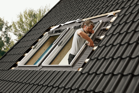 Kołnierze uszczelniające do zespoleń VELUX EKW 1021M do pokryć profilowanych, dwa okna obok siebie z regulowaną rynną zespalającą a=10-16 cm, w kolorze RAL 7043 (szarografitowy)