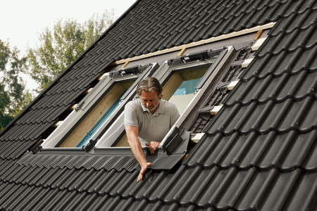 Kołnierze uszczelniające do zespoleń VELUX EKW 1021M do pokryć profilowanych, dwa okna obok siebie z regulowaną rynną zespalającą a=10-16 cm, w kolorze RAL 7043 (szarografitowy)