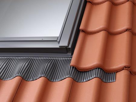 Kołnierze uszczelniające VELUX EDW 1000 z izolacją przeciwwilgociową BFX, do pokryć wysokoprofilowanych, w kolorze RAL 7043 (szarografitowy)