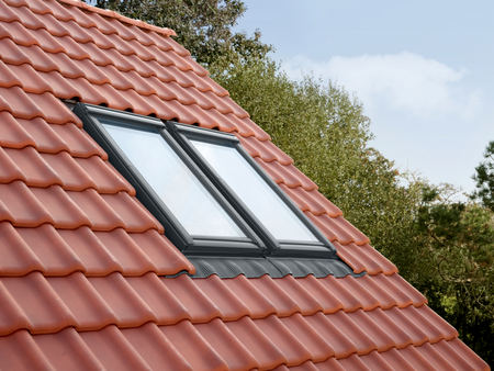 Kołnierze uszczelniające do zespoleń VELUX EKW 0021F do pokryć profilowanych, dwa okna obok siebie z rynną zespalającą a=12 cm, w kolorze RAL 7043 (szarografitowy)