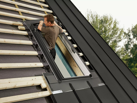 Kołnierze uszczelniające VELUX EDQ 2000L z zestawem ciepłego montażu BDX, do blachy na rąbek, w kolorze RAL 7043 (szarografitowy)