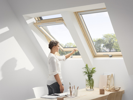 Okna dachowe VELUX GLL 1064B z dolnym otwieraniem, pakietem 3-szybowym z powłoką łatwozmywalną oraz redukcją szumu deszczu, oblachowanie zewnętrzne w kolorze RAL 7043 (szarografitowy)