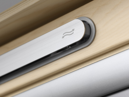 Okna dachowe VELUX GLL 1064B z dolnym otwieraniem, pakietem 3-szybowym z powłoką łatwozmywalną oraz redukcją szumu deszczu, oblachowanie zewnętrzne w kolorze RAL 7043 (szarografitowy)