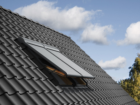 Roleta zewnętrzna VELUX SML 0000, sterowana elektrycznie z napędem 24V, w kolorze RAL 7043 (szarografitowy)