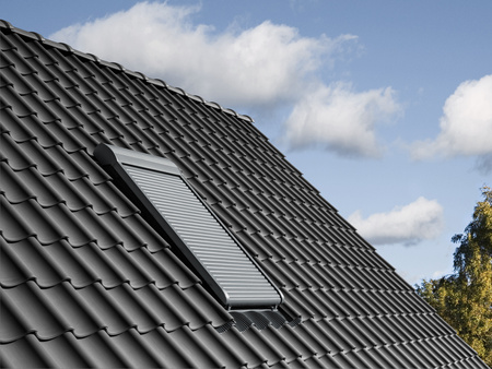 Roleta zewnętrzna VELUX SML 0000, sterowana elektrycznie z napędem 24V, w kolorze RAL 7043 (szarografitowy)