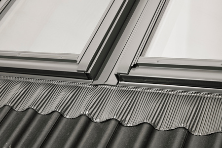 Kołnierze uszczelniające do zespoleń VELUX EKW 1021M do pokryć profilowanych, dwa okna obok siebie z regulowaną rynną zespalającą a=10-16 cm, w kolorze RAL 7043 (szarografitowy)