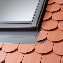 Kołnierze uszczelniające VELUX EDB 1000 z izolacją przeciwwilgociową BFX, do pokryć łuskowych grubych, w kolorze RAL 7043 (szarografitowy)