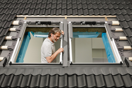 Kołnierze uszczelniające do zespoleń VELUX EKW 1021M do pokryć profilowanych, dwa okna obok siebie z regulowaną rynną zespalającą a=10-16 cm, w kolorze RAL 7043 (szarografitowy)