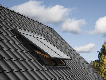 Roleta zewnętrzna VELUX SML 0000, sterowana elektrycznie z napędem 24V, w kolorze RAL 7043 (szarografitowy)