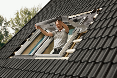 Kołnierze uszczelniające do zespoleń VELUX EKW 2021M do pokryć profilowanych, dwa okna obok siebie z regulowaną rynną zespalającą a=10-16 cm, w kolorze RAL 7043 (szarografitowy)