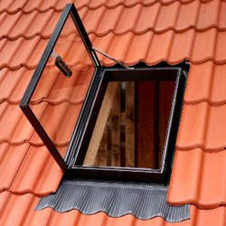 Wyłazy dachowe VELUX GVT 0000Z 54x83 z kołnierzem uniwersalnym do pokryć płaskich i profilowanych, z oblachowaniem zewnętrznym w kolorze RAL 7043 (szarografitowy)