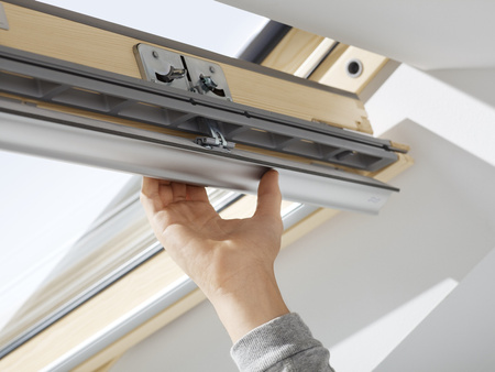 Okna dachowe VELUX GLL 1064 z górnym otwieraniem, pakietem 3-szybowym z powłoką łatwozmywalną oraz redukcją szumu deszczu, oblachowanie zewnętrzne w kolorze RAL 7043 (szarografitowy)