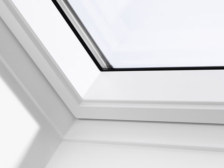 Okna dachowe VELUX GLU 0064B z dolnym otwieraniem, pakietem 3-szybowym z powłoką łatwozmywalną oraz redukcją szumu deszczu, oblachowanie zewnętrzne w kolorze RAL 7043