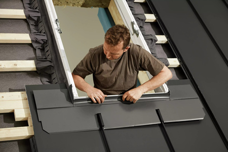 Kołnierze uszczelniające do zespoleń VELUX EKQ 2001M do blachy na rąbek, element skrajny lewy z regulowaną rynną zespalającą a=10-16 cm, w kolorze RAL 7043 (szarografitowy)