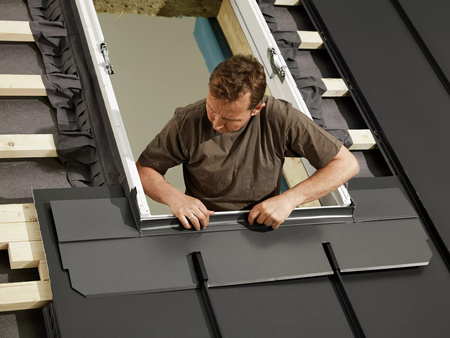 Kołnierze uszczelniające VELUX EDQ 2000L z zestawem ciepłego montażu BDX, do blachy na rąbek, w kolorze RAL 7043 (szarografitowy)