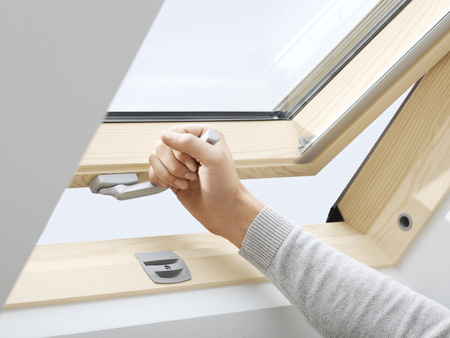 Okna dachowe VELUX GLL 1061B z dolnym otwieraniem, pakietem 3-szybowy i oblachowaniem zewnętrznym w kolorze RAL 7043 (szarografitowy)