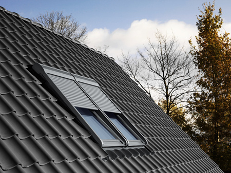 Roleta zewnętrzna VELUX SML 0000, sterowana elektrycznie z napędem 24V, w kolorze RAL 7043 (szarografitowy)