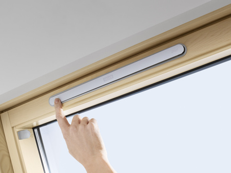 Kup mnie w pakiecie! Okno dachowe VELUX GLL MK06 1061B z kołnierzem EDZ 1000 do pokryć falistych, w kolorze RAL 7043