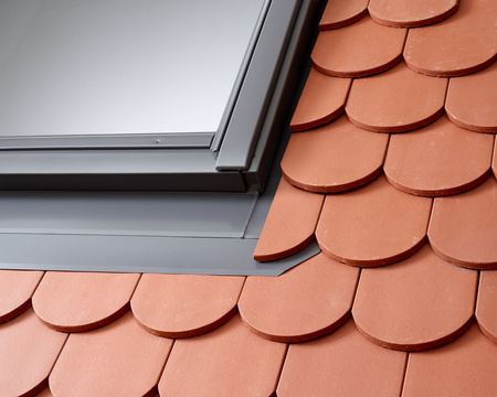 Kołnierze uszczelniające VELUX EDB 2000 z zestawem ciepłego montażu BDX, do pokryć łuskowych grubych, w kolorze RAL 7043 (szarografitowy)