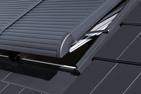 Roleta zewnętrzna FAKRO ARZ KOMFORT Z-WAVE, sterowana elektrycznie z napędem 15V, w kolorze RAL 7016 (antracyt) || Najniższa cena z 30 dni przed obniżką: 1871,00 zł