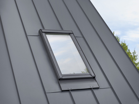 Kup mnie w pakiecie! Okno dachowe VELUX GLL MK06 1061B z kołnierzem EDZ 1000 do pokryć falistych, w kolorze RAL 7043
