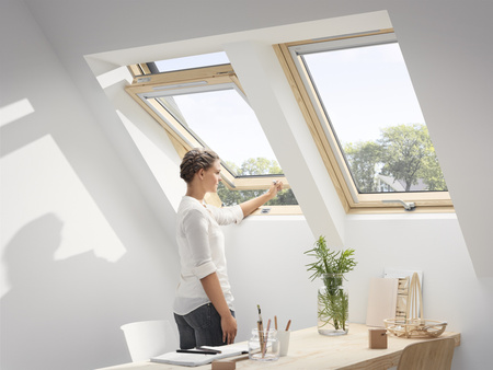 Okna dachowe VELUX GLL 1061B z dolnym otwieraniem, pakietem 3-szybowy i oblachowaniem zewnętrznym w kolorze RAL 7043 (szarografitowy)
