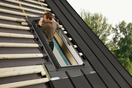 Kołnierze uszczelniające do zespoleń VELUX EKQ 2001M do blachy na rąbek, element skrajny lewy z regulowaną rynną zespalającą a=10-16 cm, w kolorze RAL 7043 (szarografitowy)