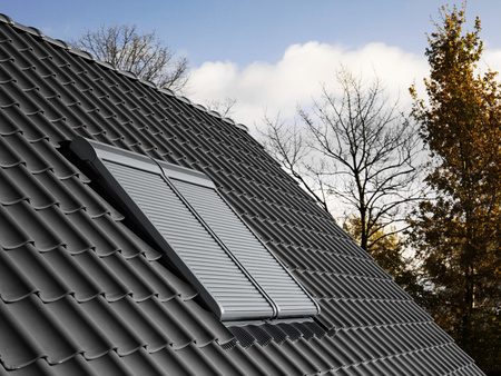 Roleta zewnętrzna VELUX SML 0000, sterowana elektrycznie z napędem 24V, w kolorze RAL 7043 (szarografitowy)