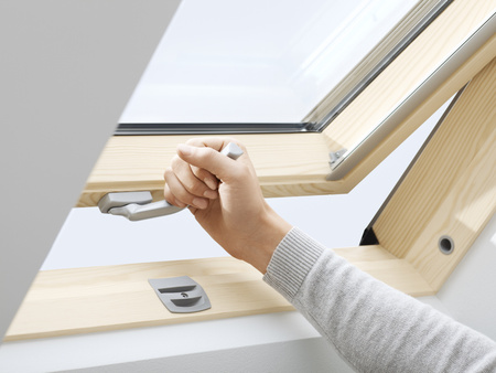 Okna dachowe VELUX GLL 1061B z dolnym otwieraniem, pakietem 3-szybowy i oblachowaniem zewnętrznym w kolorze RAL 7043 (szarografitowy)