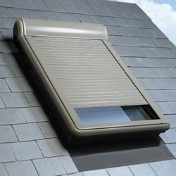 Roleta zewnętrzna FAKRO ARZ-H, sterowana manualnie, w kolorze RAL 7022 (szarobrązowy)