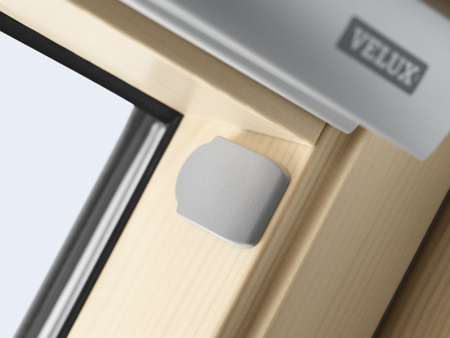 Okna dachowe VELUX GLL 1064 z górnym otwieraniem, pakietem 3-szybowym z powłoką łatwozmywalną oraz redukcją szumu deszczu, oblachowanie zewnętrzne w kolorze RAL 7043 (szarografitowy)
