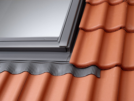 Kołnierze uszczelniające VELUX EDZ 1000 z izolacją przeciwwilgociową BFX, do pokryć niskoprofilowanych, w kolorze RAL 7043 (szarografitowy)