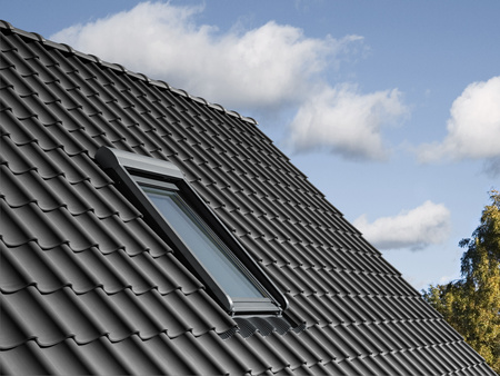 Roleta zewnętrzna VELUX SML 0000, sterowana elektrycznie z napędem 24V, w kolorze RAL 7043 (szarografitowy)