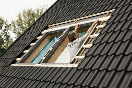Kołnierze uszczelniające do zespoleń VELUX EKW 2021M do pokryć profilowanych, dwa okna obok siebie z regulowaną rynną zespalającą a=10-16 cm, w kolorze RAL 7043 (szarografitowy)