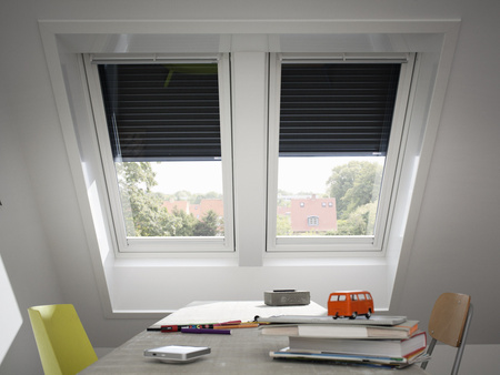 Roleta zewnętrzna VELUX SML 0000, sterowana elektrycznie z napędem 24V, w kolorze RAL 7043 (szarografitowy)