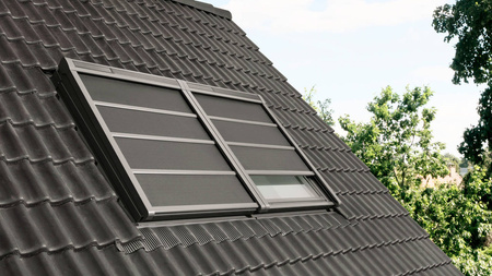 Markizy zaciemniające VELUX SSS sterowane solarnie 