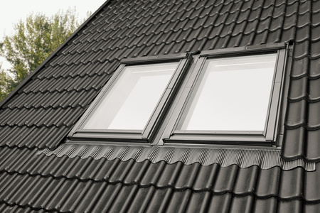 Kołnierze uszczelniające do zespoleń VELUX EKW 1021M do pokryć profilowanych, dwa okna obok siebie z regulowaną rynną zespalającą a=10-16 cm, w kolorze RAL 7043 (szarografitowy)