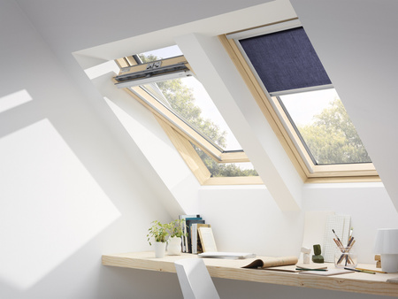 Okna dachowe VELUX GLL 1064 z górnym otwieraniem, pakietem 3-szybowym z powłoką łatwozmywalną oraz redukcją szumu deszczu, oblachowanie zewnętrzne w kolorze RAL 7043 (szarografitowy)