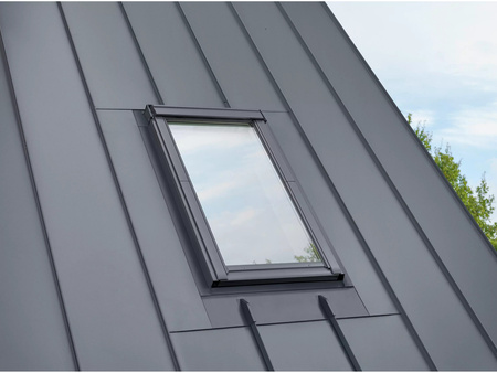 Kołnierze uszczelniające VELUX EDQ 2000L z zestawem ciepłego montażu BDX, do blachy na rąbek, w kolorze RAL 7043 (szarografitowy)