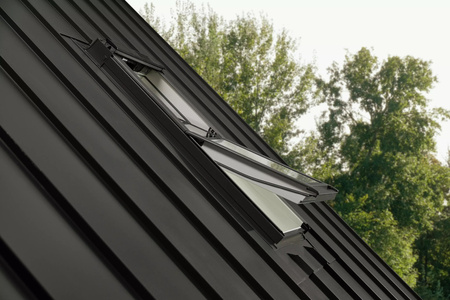 Kołnierze uszczelniające do zespoleń VELUX EKQ 2003M do blachy na rąbek, element skrajny prawy z regulowaną rynną zespalającą a=10-16 cm, w kolorze RAL 7043 (szarografitowy)