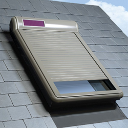 Roleta zewnętrzna FAKRO ARZ Z-WAVE SOLAR, sterowana solarnie z wbudowanym akumulatorem, w kolorze RAL 7022 (szarobrązowy)