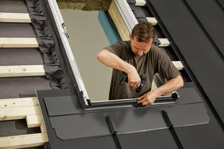 Kołnierze uszczelniające do zespoleń VELUX EKQ 2003M do blachy na rąbek, element skrajny prawy z regulowaną rynną zespalającą a=10-16 cm, w kolorze RAL 7043 (szarografitowy)