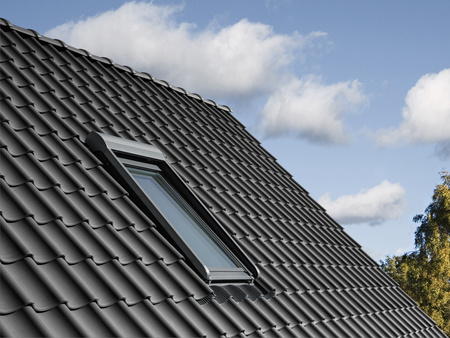 Roleta zewnętrzna VELUX SML 0000, sterowana elektrycznie z napędem 24V, w kolorze RAL 7043 (szarografitowy)