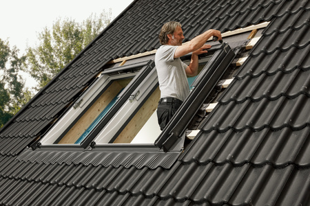 Kołnierze uszczelniające do zespoleń VELUX EKW 1021M do pokryć profilowanych, dwa okna obok siebie z regulowaną rynną zespalającą a=10-16 cm, w kolorze RAL 7043 (szarografitowy)
