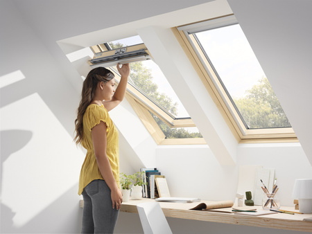 Okna dachowe VELUX GLL 1064 z górnym otwieraniem, pakietem 3-szybowym z powłoką łatwozmywalną oraz redukcją szumu deszczu, oblachowanie zewnętrzne w kolorze RAL 7043 (szarografitowy)