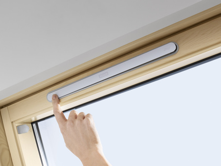 Kup mnie w pakiecie! Okno dachowe VELUX GLL FK06 1061B z markizą MHL 5060 i kołnierzem EDW 2000, w kolorze RAL 7043 (szarografitowy)