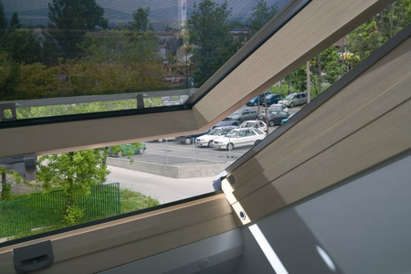 Markiza FAKRO AMZ New Line z kasetą w kolorze RAL 7022