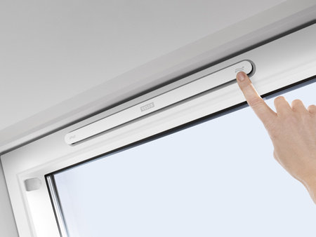 Okna dachowe VELUX GLU 0064B z dolnym otwieraniem, pakietem 3-szybowym z powłoką łatwozmywalną oraz redukcją szumu deszczu, oblachowanie zewnętrzne w kolorze RAL 7043
