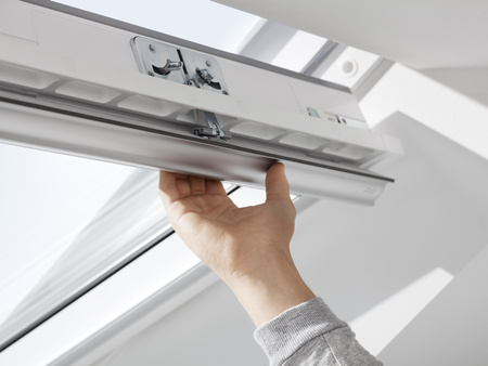 Okna dachowe VELUX GLU 0064 z górnym otwieraniem, pakietem 3-szybowym z powłoką łatwozymwalną oraz redukcją szumu deszczu, oblachowanie zewnętrzne w kolorze RAL 7043 (szarografitowy)